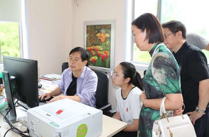 华中师范大学研究生，在夜市摆摊卖鸡爪，只因学了“天坑”专业