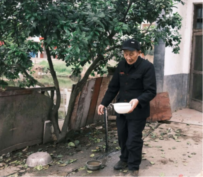 2008年，七旬老人故意抢劫入狱“养老”，被捕时笑着说：判重一些