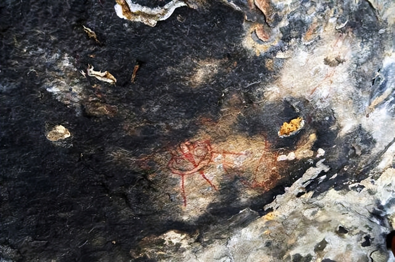 印度洞穴里发现万年前的涂鸦，似乎画的是外星人和UFO降临