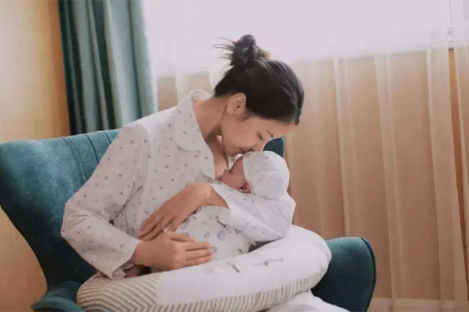 刚出生婴儿吃撑表现(哺乳期到底要不要忌口) - 乐宝宝贝