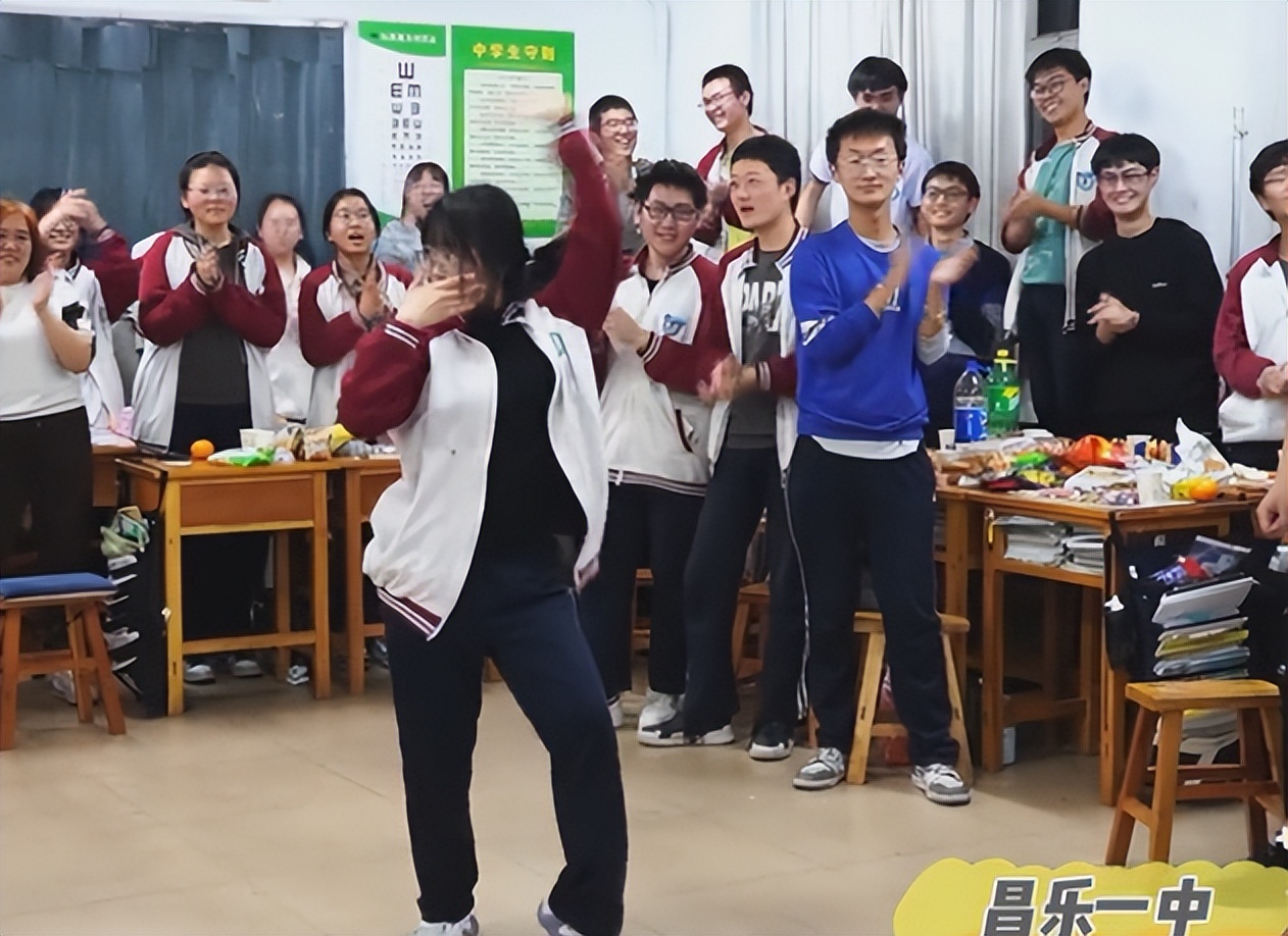 高三班举办party缓解压力，女生舞蹈惊艳全场，得知成绩令人嫉妒