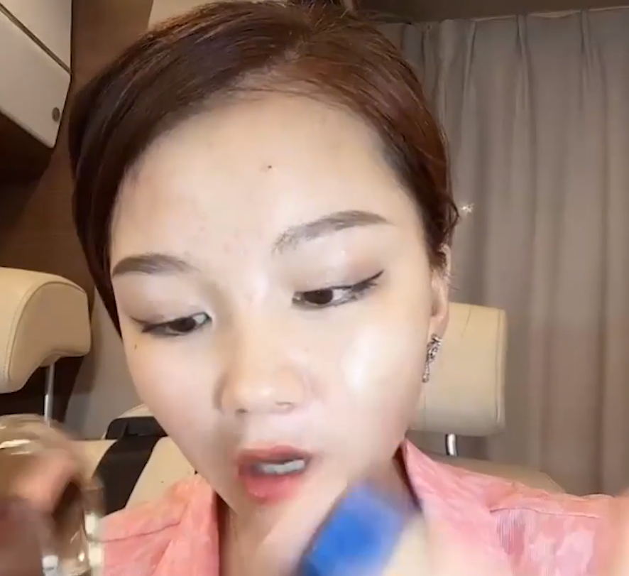 一女婴被弃，拾荒老人养大身价过亿，为报恩卖公司带养父环游祖国