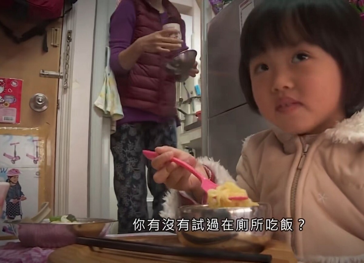 香港“新”穷人，月入过万却只能住5平米，一家4口只能挤厕所吃饭