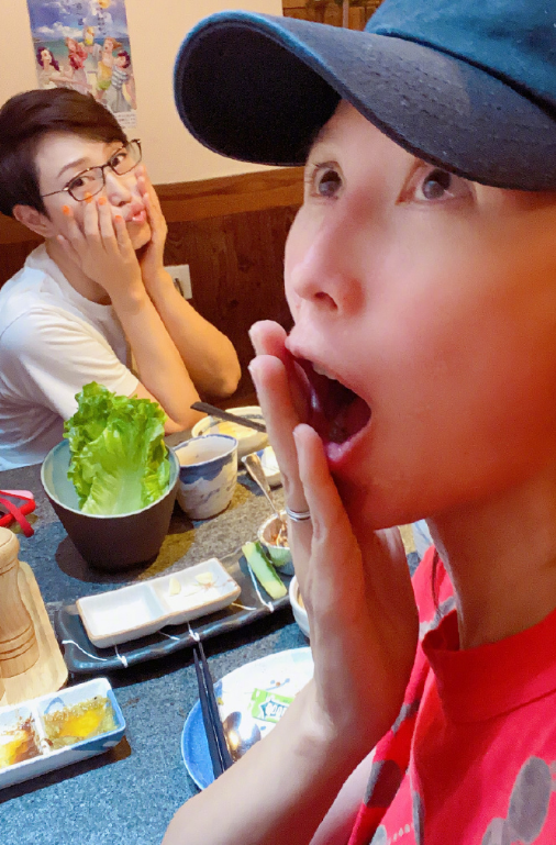 蔡少芬顺利返港，时隔半年与陈法蓉合体，头贴头喝奶茶姐妹情深