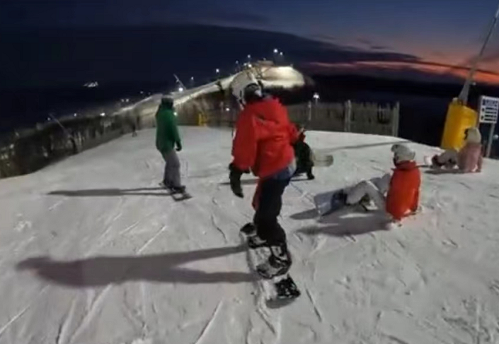 邵峰夫妇暂居加拿大！滑雪参加派对生活滋润，16岁女儿在当地出生