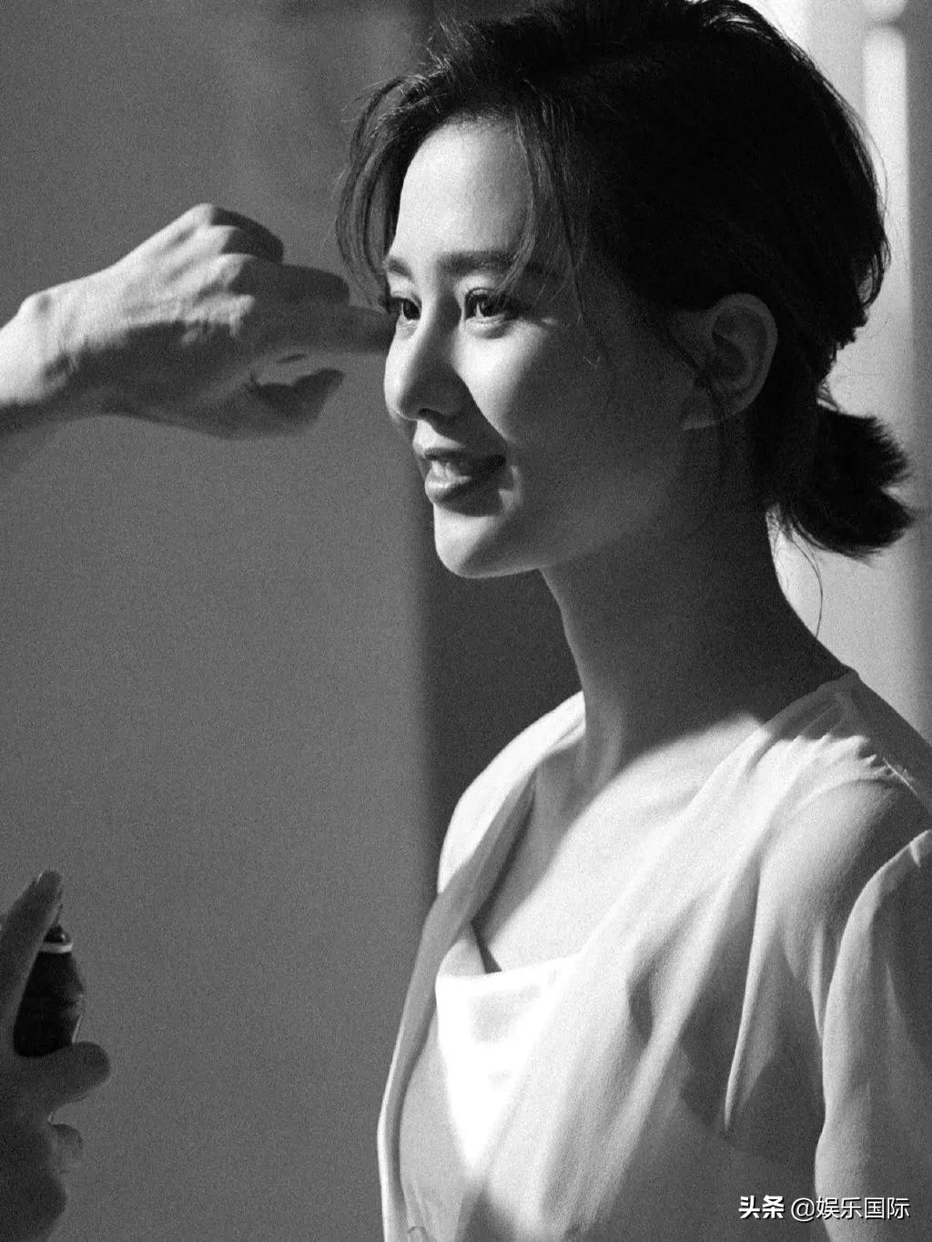 刘诗诗黑白色系花絮照释出 颜值抗打气质好