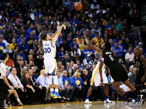 nba投篮为什么轻松(库里一段式投篮和二段式投篮，普通人到底该练哪种投篮方式？)