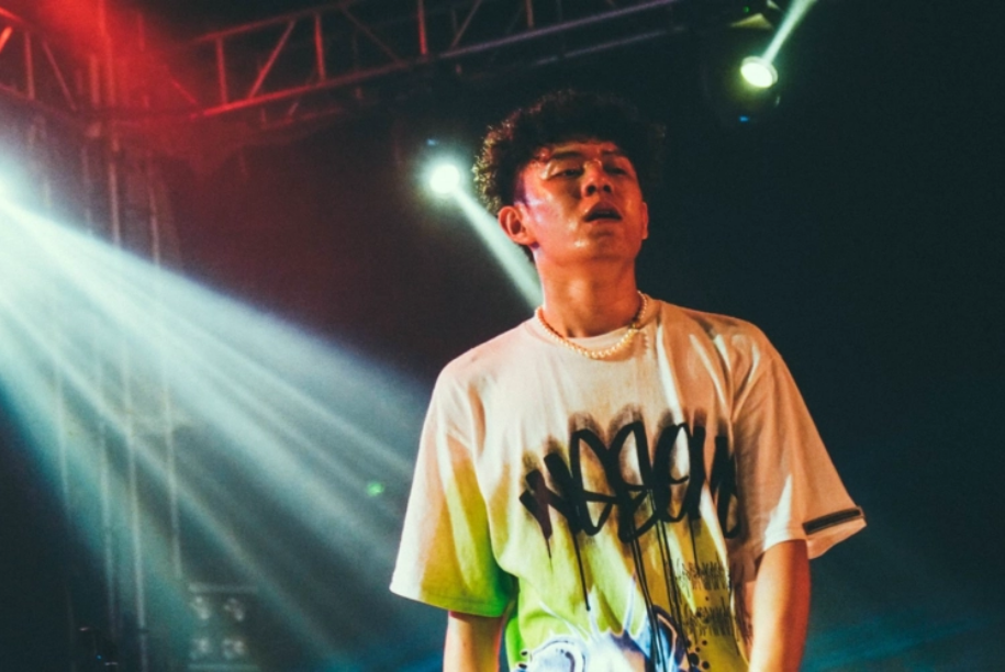 山东16岁富二代：逼姥爷下跪磕头，和母亲绝交，如今逆袭成为歌手