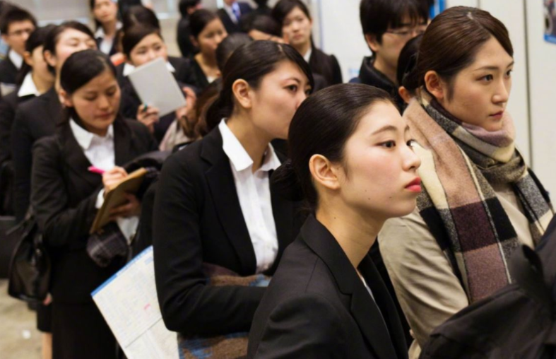 毕业多年后才发现，公务员和律师的差距不只是薪资，幸亏没选错