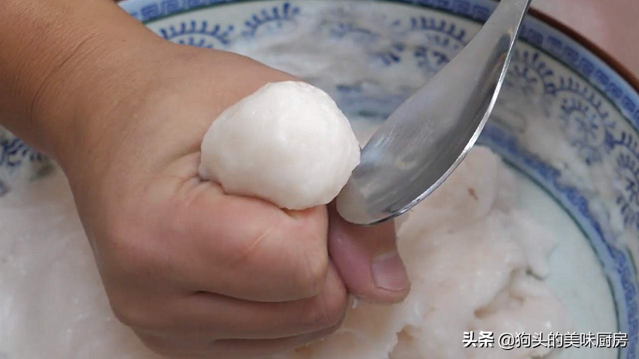 大厨分享秘制鱼丸，Q弹爽口，学会不用出去买，年夜饭就吃它了
