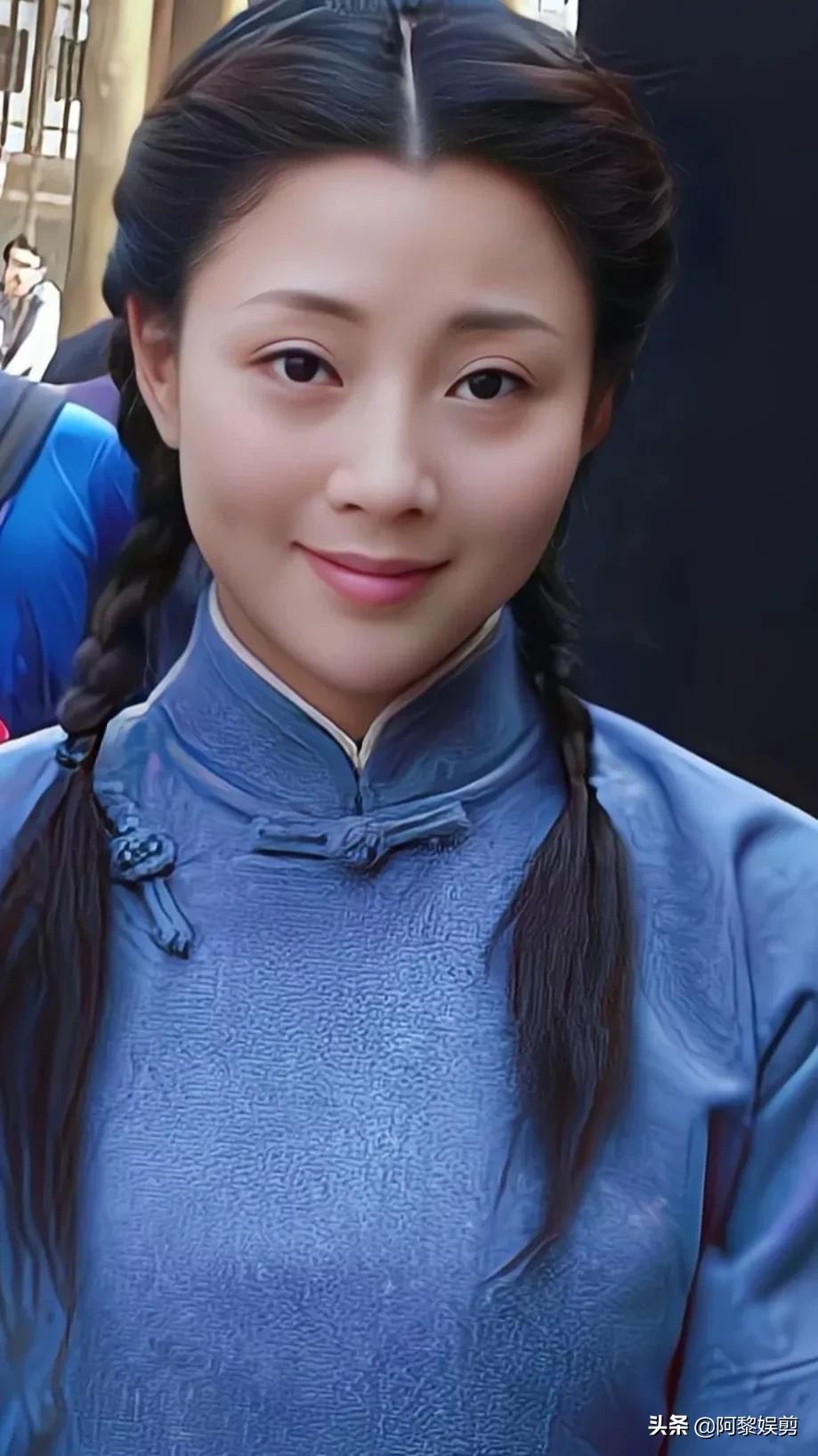 殷桃端庄优雅，肤白貌美