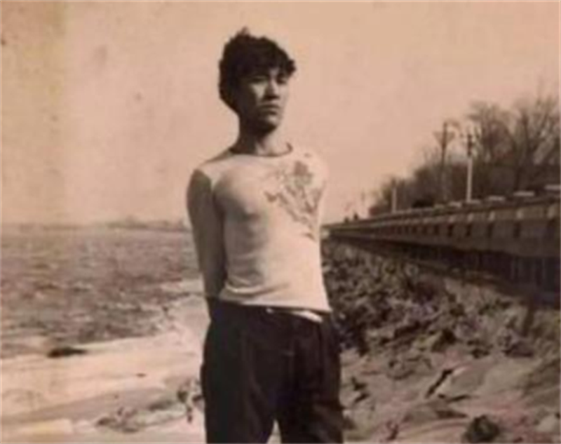 父母双亡，哥哥瘫痪，辽宁女孩不离不弃照顾27年，55岁至今未嫁