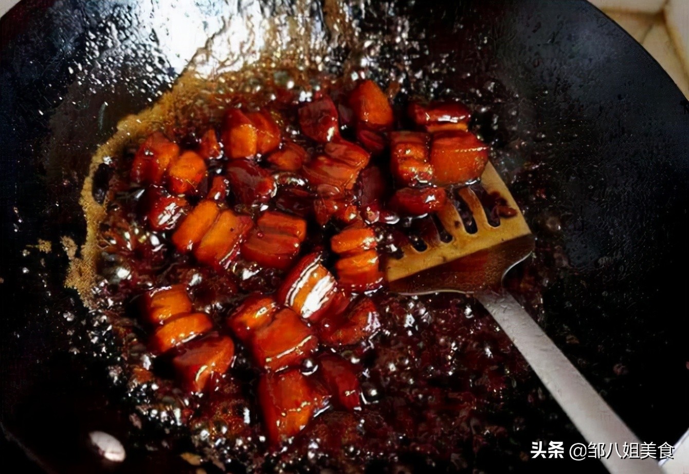 炒糖色，用水还是用油？教你正确做法，糖色红亮不糊，很简单