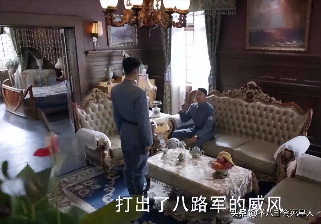 抗日剧变矫情？涂发胶抹口红，白面烧饼还嫌弃，对得起以前战士吗