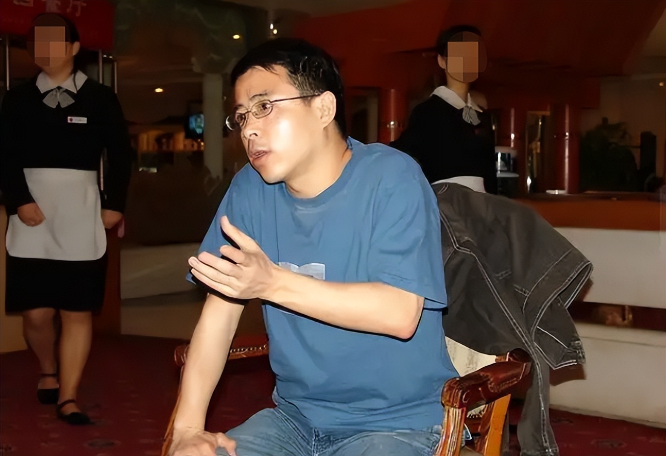 曾经的央视名嘴阿丘，因一句“向世界道歉”，彻底身败名裂