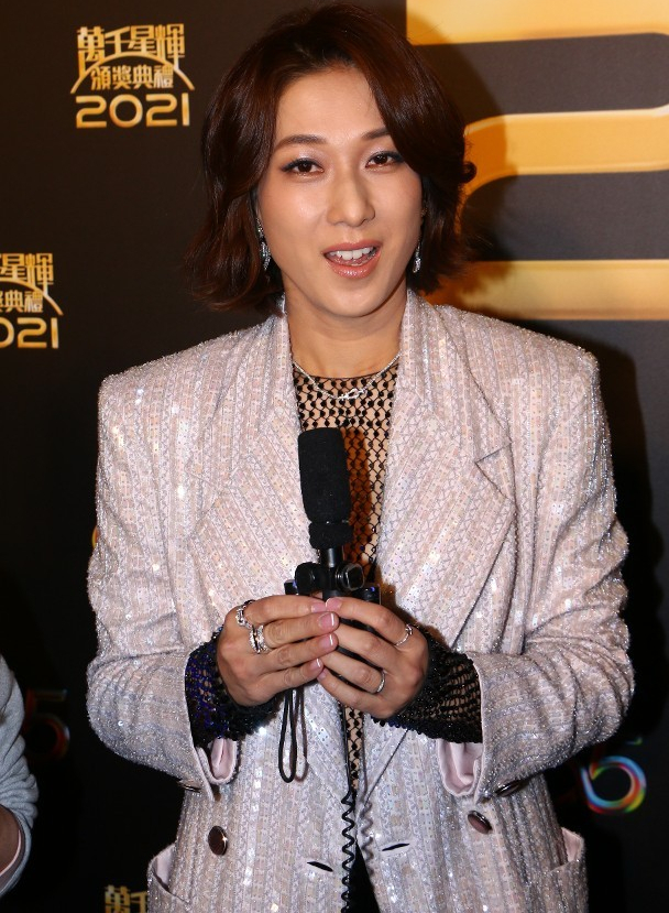 TVB颁奖礼上演宫斗，钟嘉欣痛失视后输给林夏薇是因为站错队？