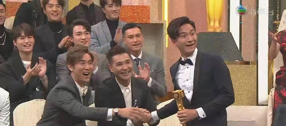 TVB颁奖礼上演宫斗，钟嘉欣痛失视后输给林夏薇是因为站错队？