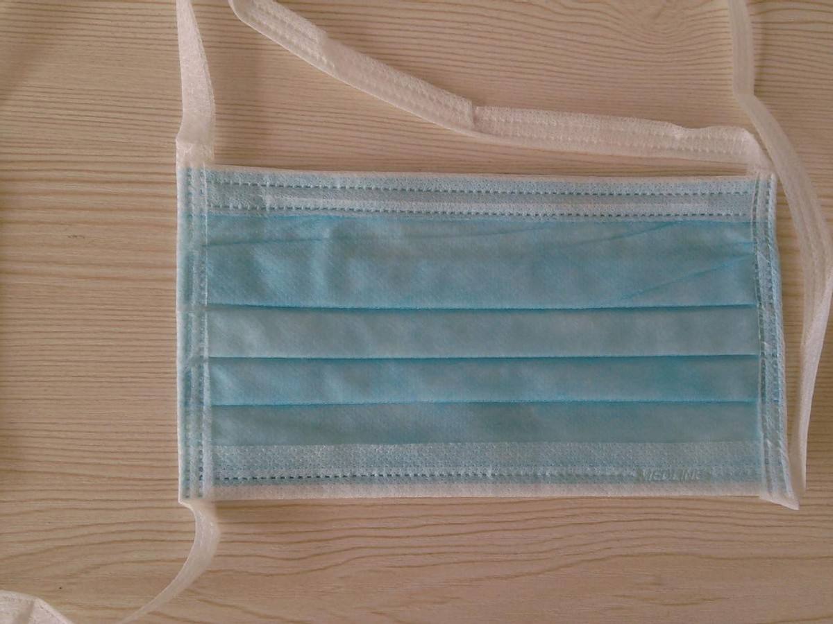 朋友圈传言：口罩上的残留物会致癌，要抖一抖再戴，否则就不能用