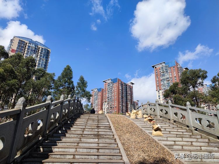 河水清澈、水草飘摇，河岸景致、色彩缤纷，初冬的昆明盘龙江，美