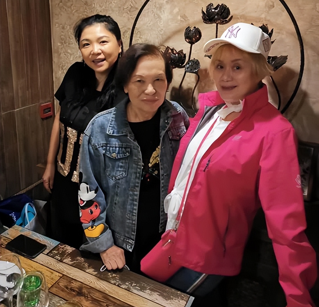 儿女败光家产、死后无人发现，这8位老港星的晚年实在太凄凉