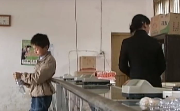 故事：农村14岁少年每天疯狂喝水,一天能喝30斤,他的身体有何不同