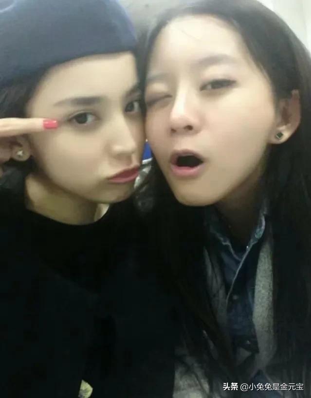 娜扎大学生时期 ​​​跟朋友们的合照