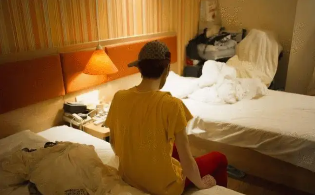 46岁“巨婴”郭冷：除了跳舞，连衣服都不会洗，年入百万无人敢嫁