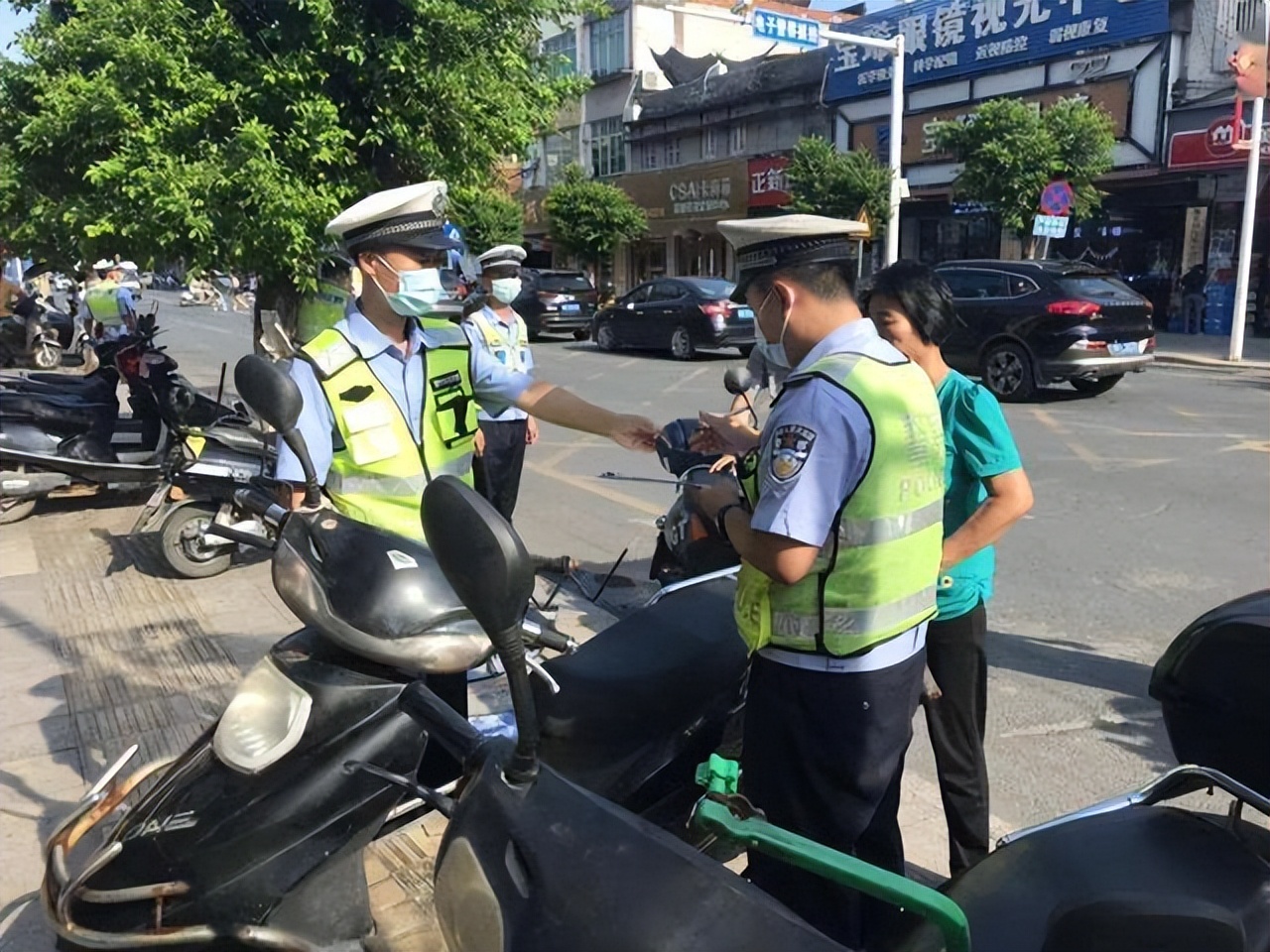 摩托車或將迎來新調整，增加了新門檻，包括摩托車加油、上高速