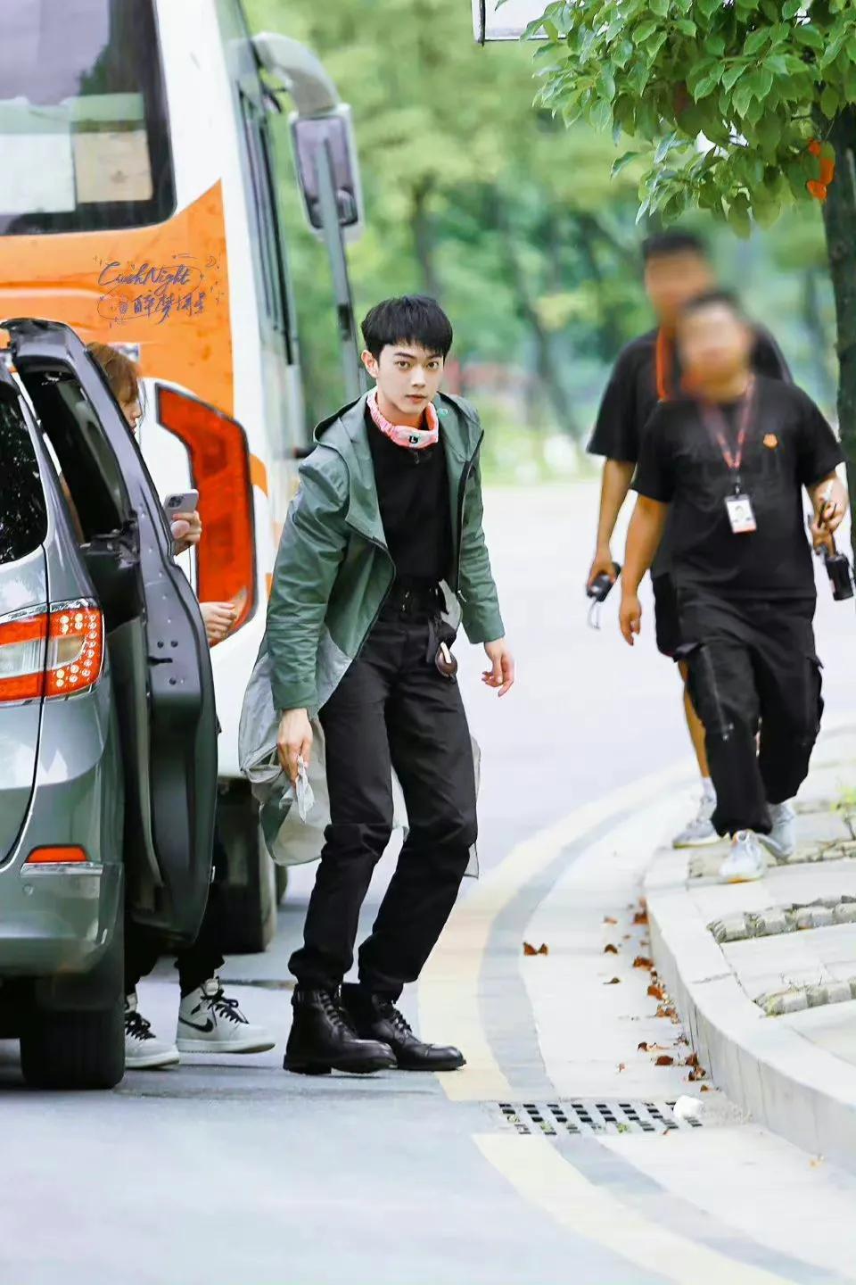 许凯录密逃下车风衣被门夹住，录完风衣也不穿了，许凯憨憨认证