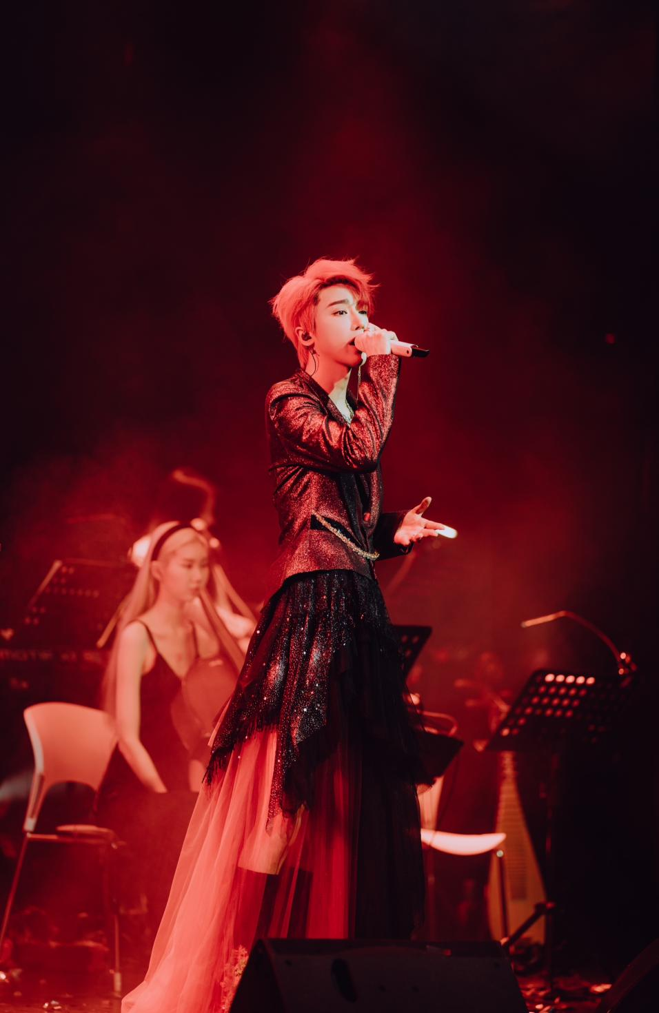 沈煜伦重庆演唱会氛围拉满 粉丝隔空同台超暖心