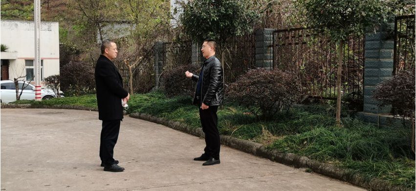 首页科教屏山县新安初级中学校校长冯世友向邓局长汇报了学校近期各项