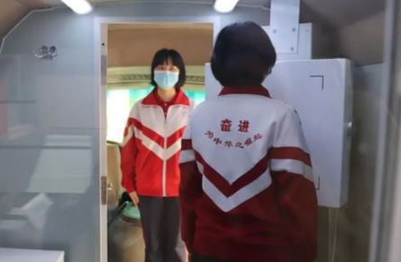 高考体检要“全裸上阵”，女生听了脸都红了，医生：谁愿意看你