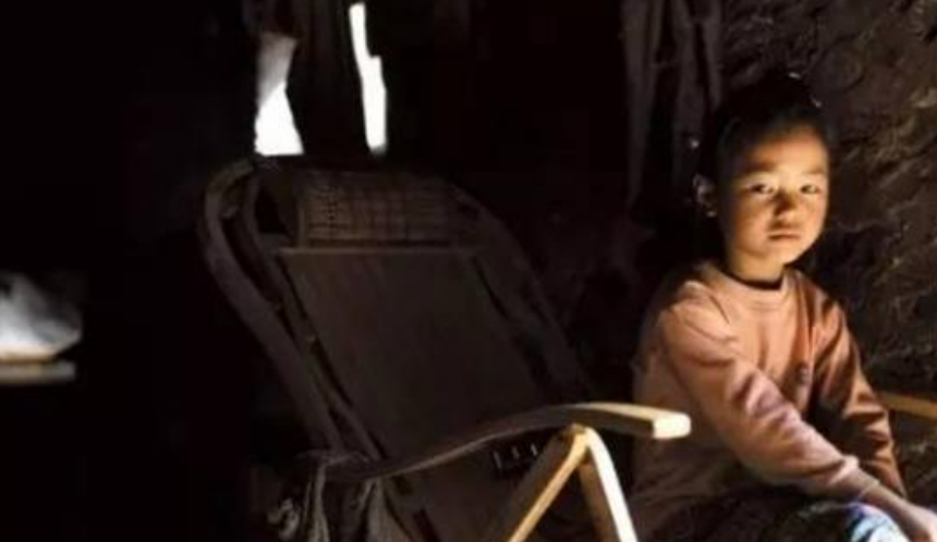 女大学生被卖山村老汉，关猪圈17年，亲爹找来为啥却给老汉一沓钱