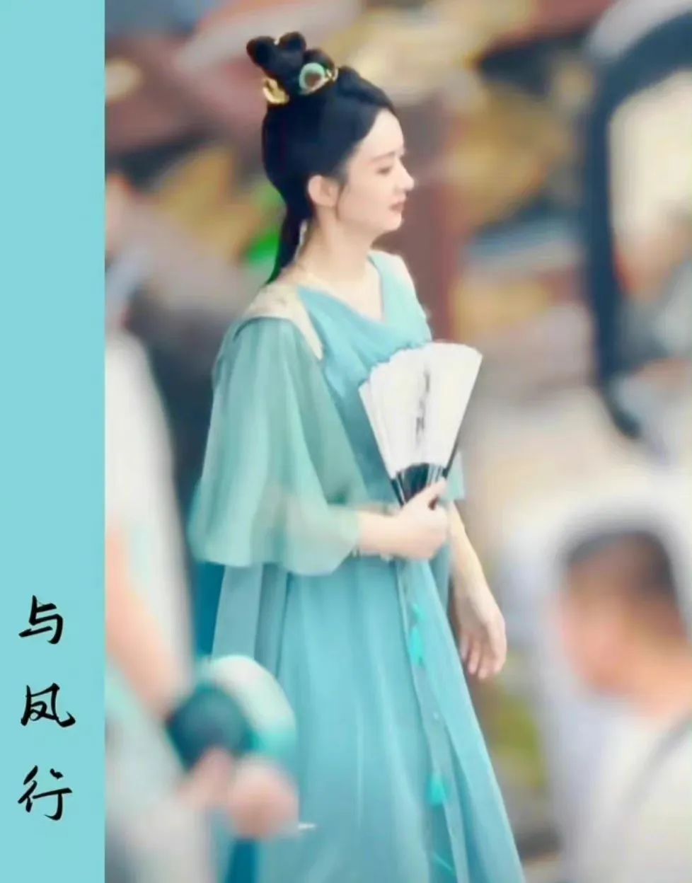 赵丽颖新剧铠甲照曝光，高温现场独自撑伞，身旁助理为其狂扇扇子