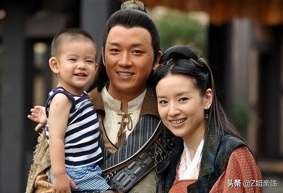 表面是星二代，实际是可怜人，有亲爹像没有，最长38年没见过爸爸