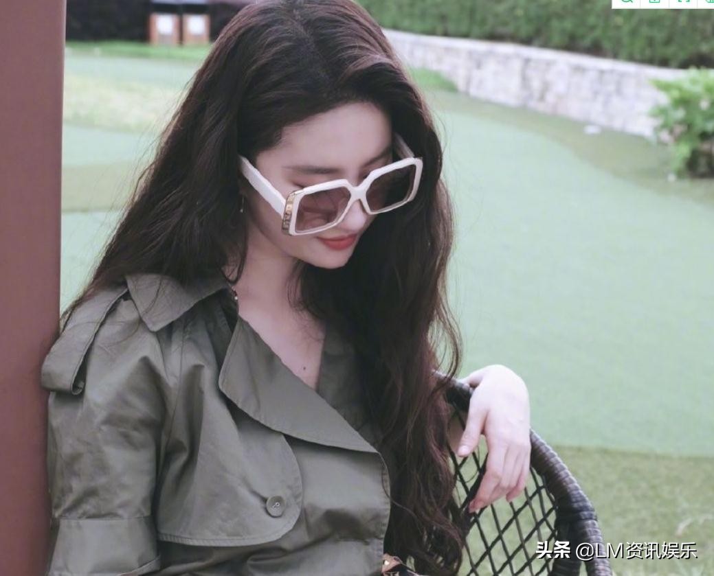 刘亦菲穿长靴戴墨镜魅力十足又美又飒