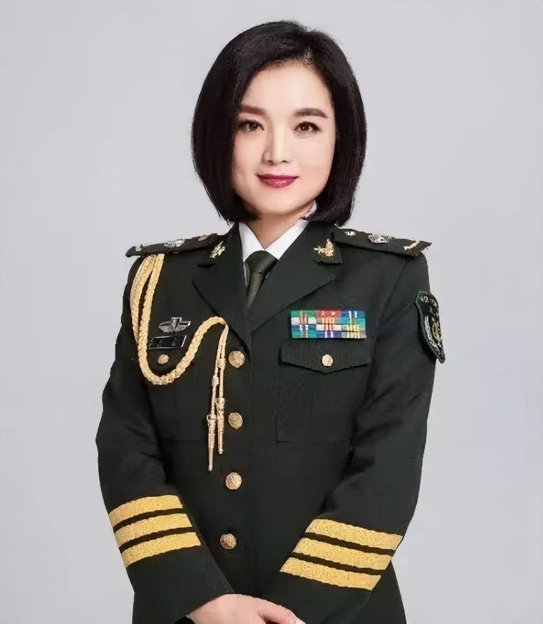 白雪：中年离异，二婚嫁小八岁的丈夫，如今爱情事业双丰收