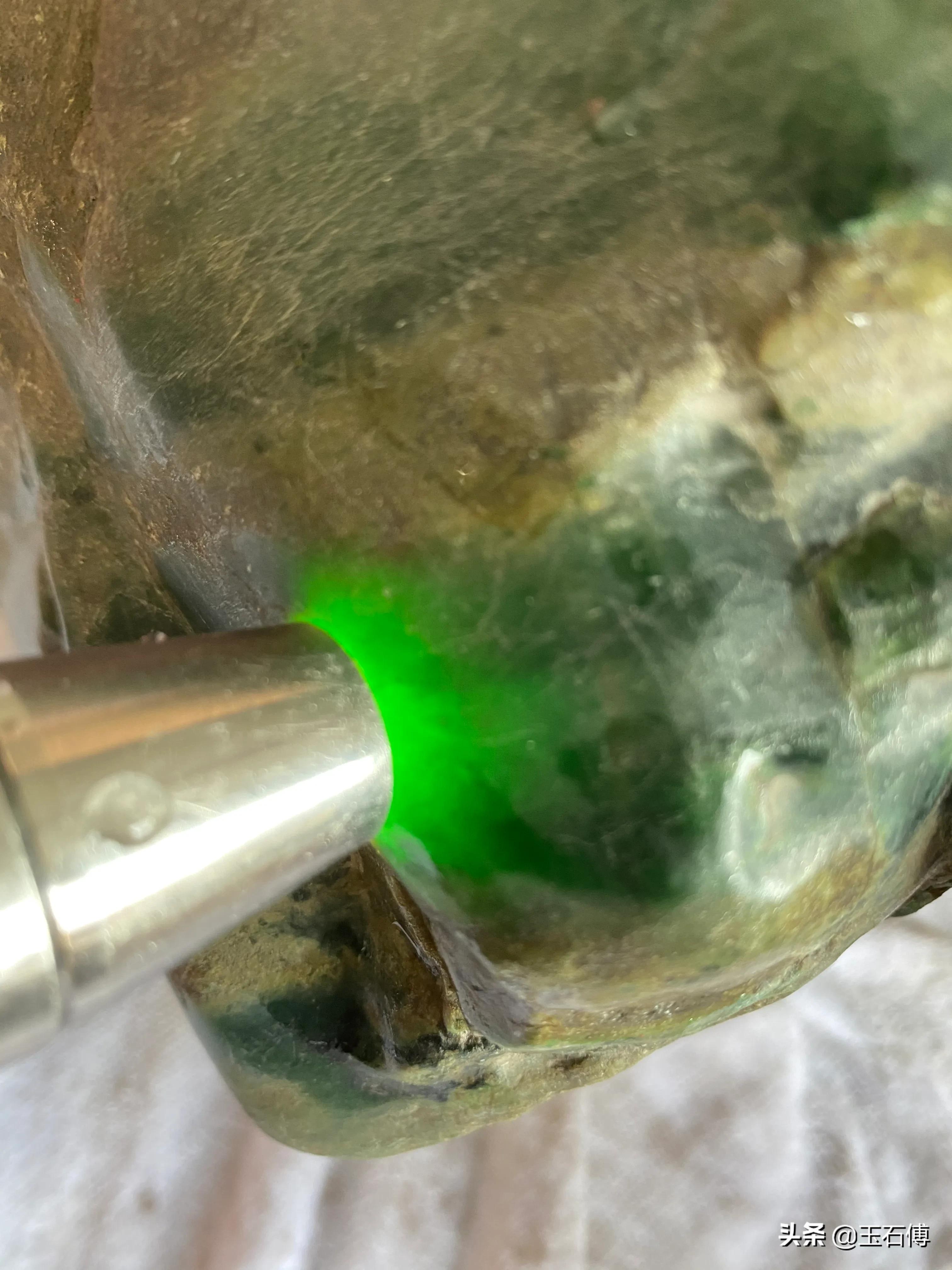 2021年翡翠公盘王者没有比它更牛的货了,局部种水色都达到了顶级(广州