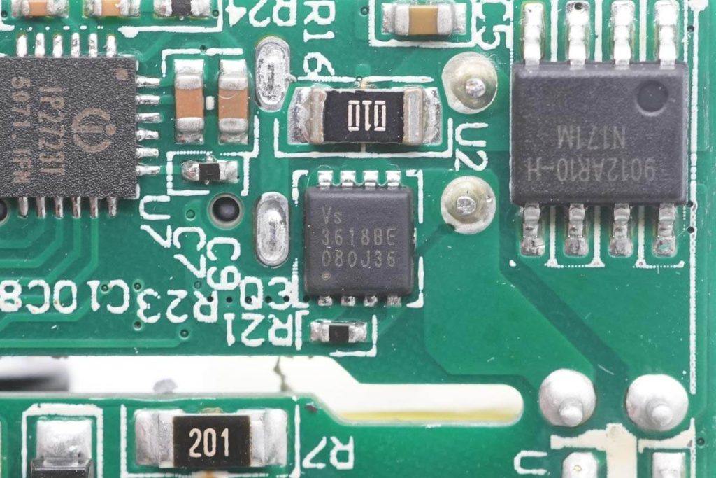 拆一款苹果官方合作品牌30W PD快充充电器，顶配iPhone 13全速充电