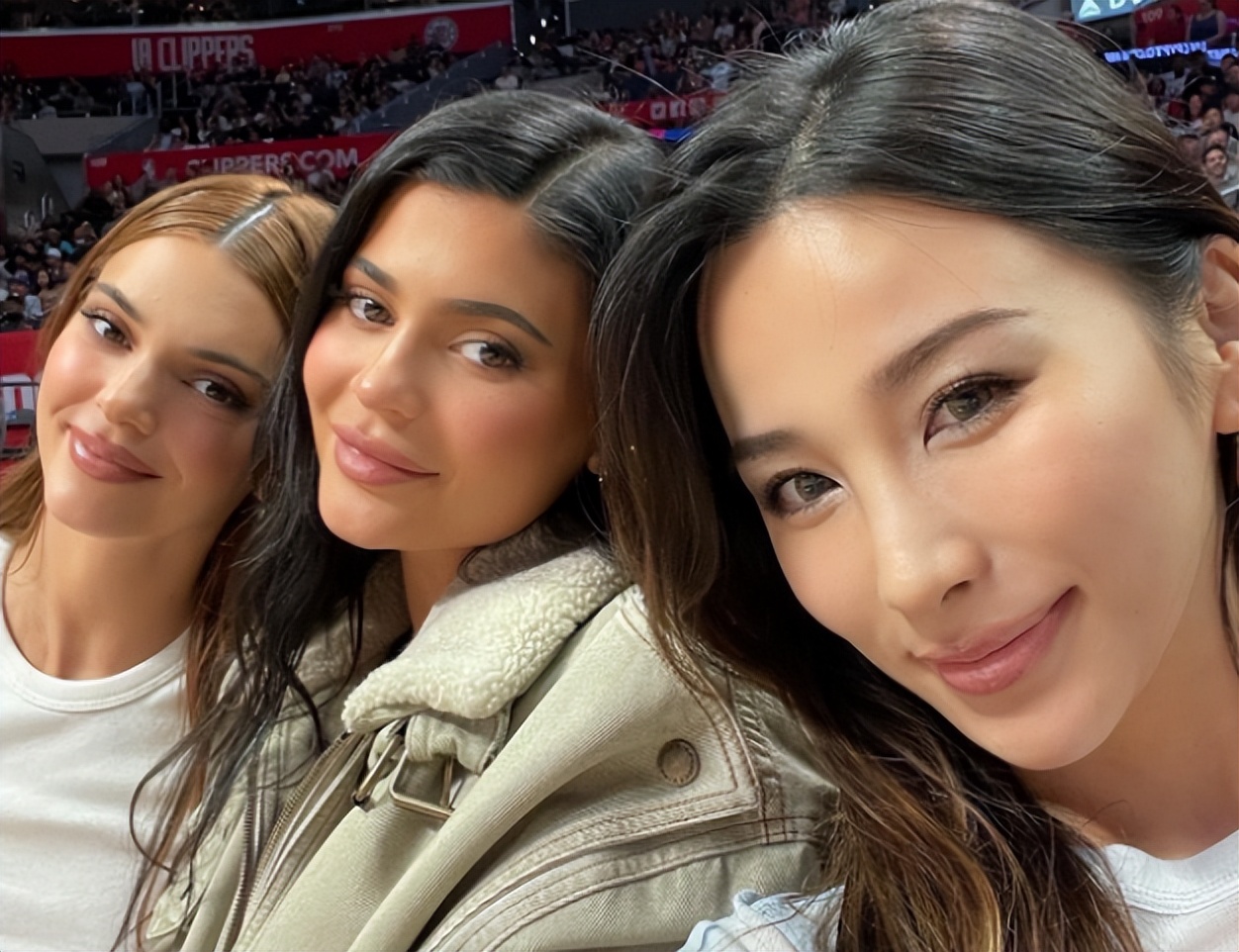 哪些中国女明星去过nba(华裔美女金诗迪现身NBA赛场，穿着休闲气质大方，抢走詹娜风头)