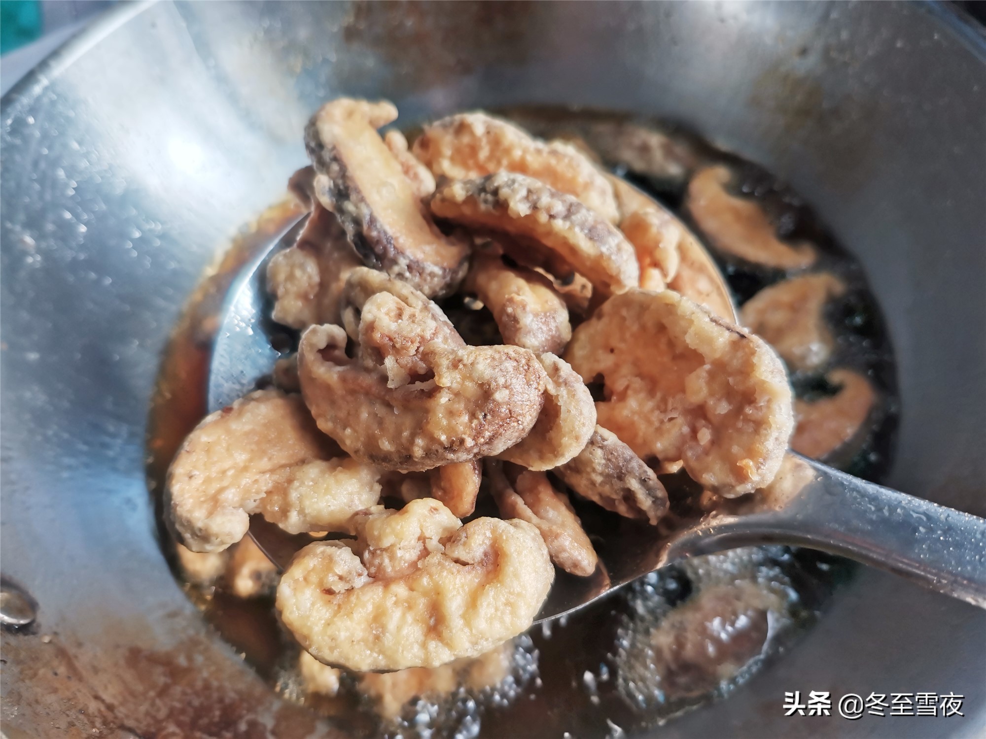 炸香菇教你這樣做，不用焯水，做出的香菇外酥里嫩，比吃肉還香