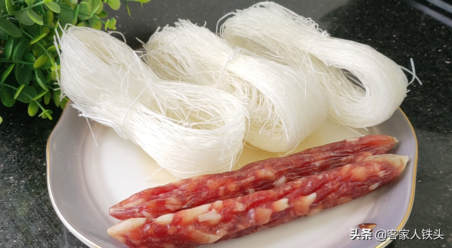 炒粉丝易起坨？小技巧教给你，3把粉丝炒一锅，喷香弹牙入味好吃