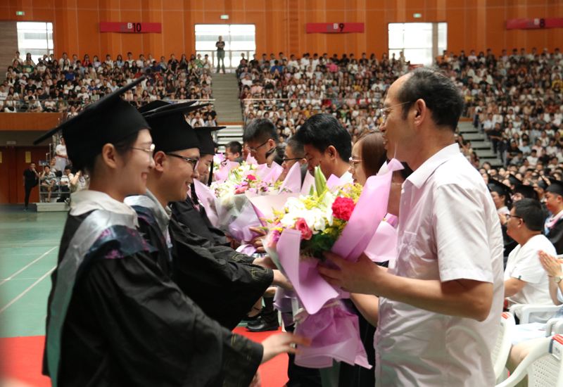 潍坊学院打败了清华大学的计算机团队，二本院校领导班子都有谁？