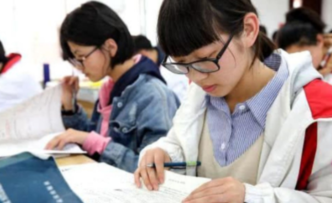 高三学生模拟考试590分左右，还能考上985高校吗？班主任给出答案