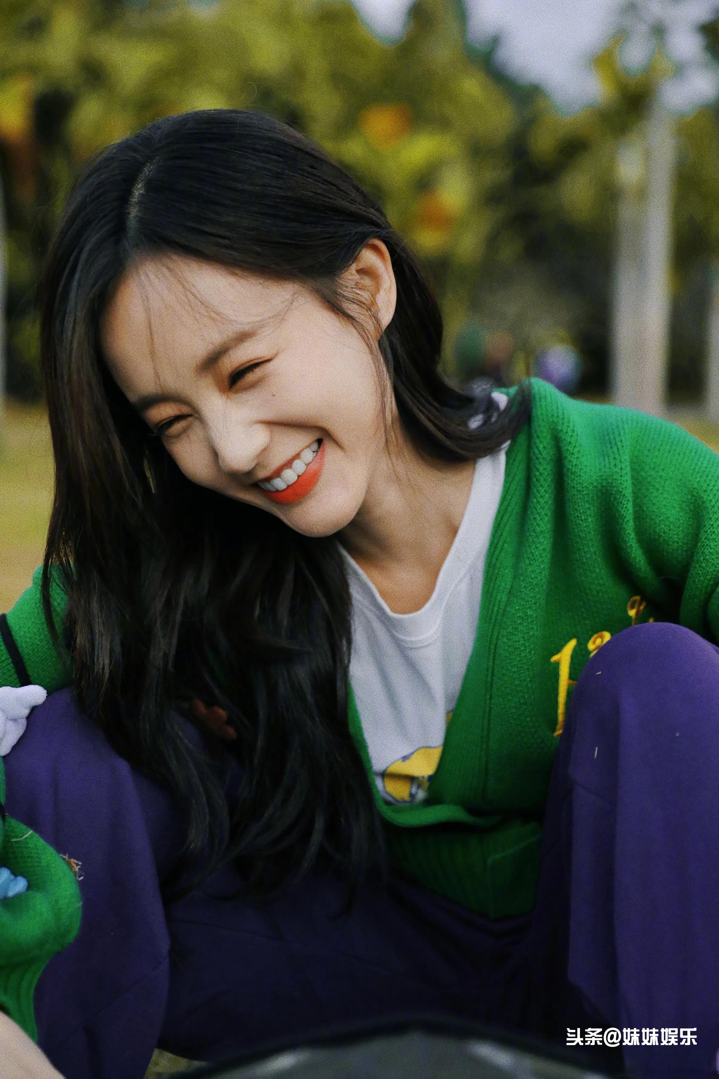 她们的笑容也太治愈了吧!个个甜美可人,宛如花季少女