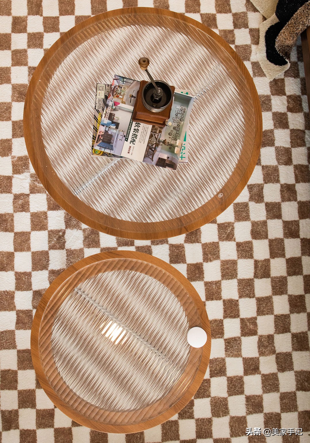 再买房，我一定沙发不靠墙，学她家定制一组柜子，美观实用又大气