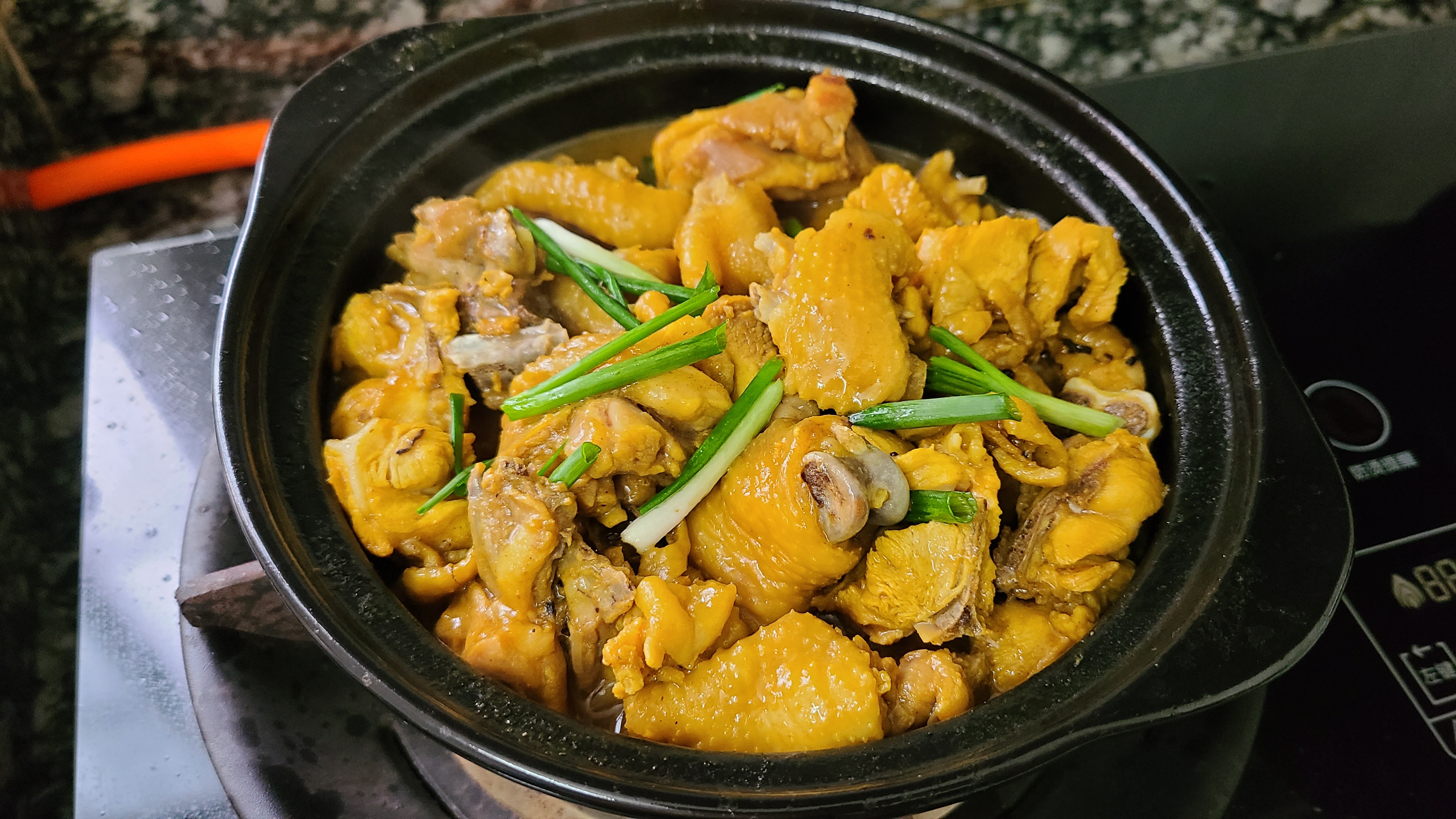 盐焗鸡煲，这一道家常菜在广东出了名，好吃味美又简单