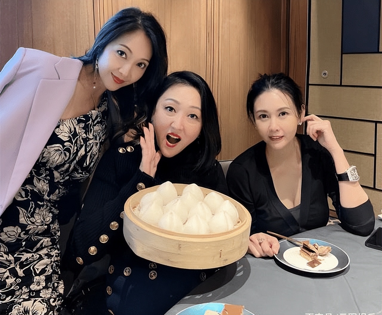 54岁邱淑贞为好友庆生罕露脸，戴名表钻戒显贵气，气质优雅高贵