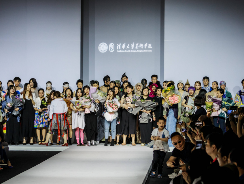 清华舞会照片曝光，俊男靓女引人注目，却被嘲是“留美预科”学校