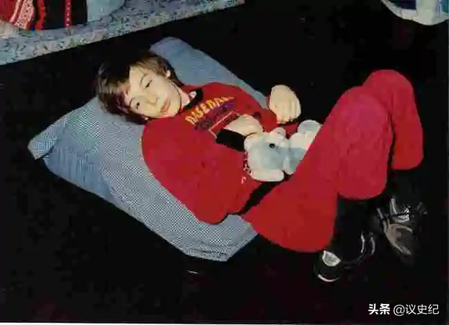 “幽灵男孩”马丁：卧床被困14年遭护工非人折磨，无人知道他醒着